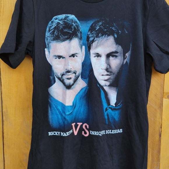 Ricky Martin Vs Enrique Iglesias Short Sleeve T-Shirt Size M - Picture 3 of 15